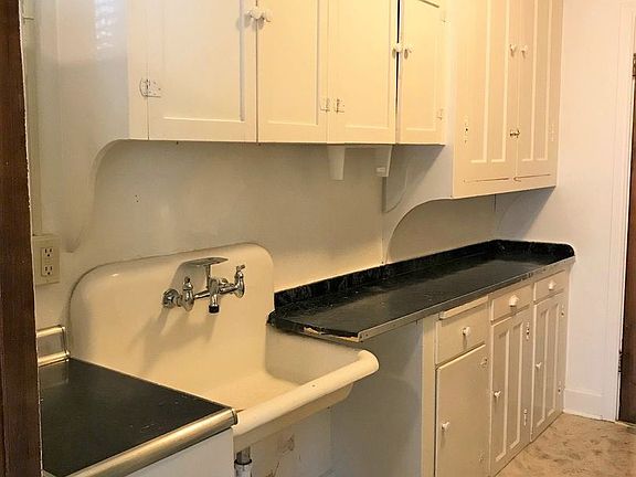 3rd image of 615 S Center St #205