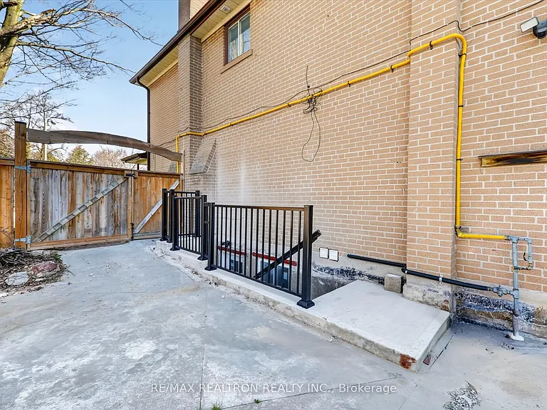 20 Ivy Green Cres — Photo 3