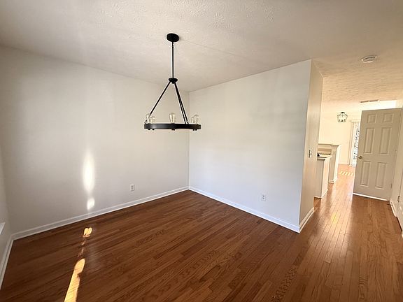 4th image of 400 Shadow Glen Dr