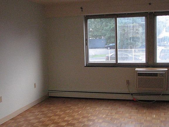 3rd image of 1025 Hancock St Unit 2L