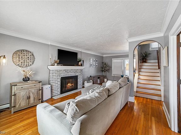 4th image of 1630 Clarence Ave