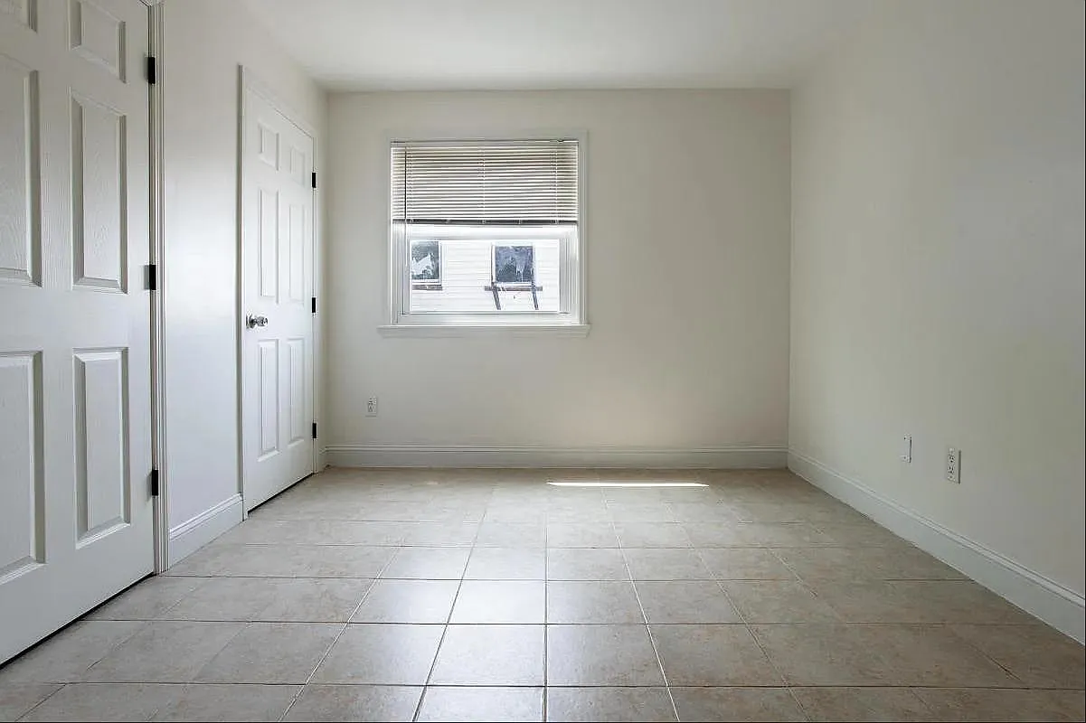 3 bed, 880 sqft, $900 — Photo 4