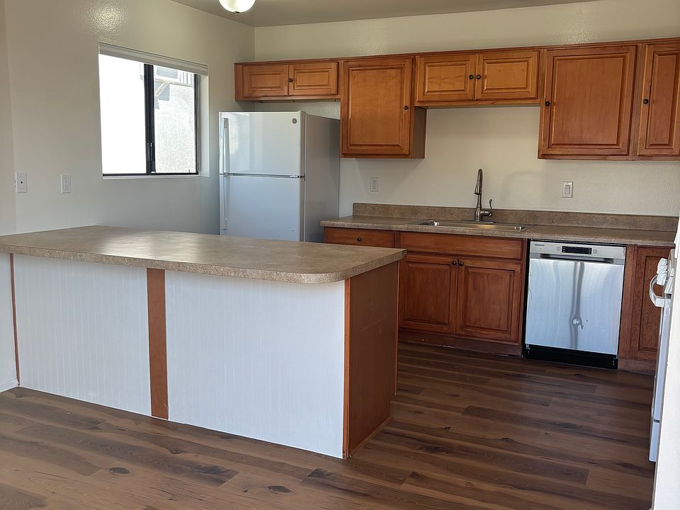 Large and open kitchen with new appliances and plenty of cabinet space!