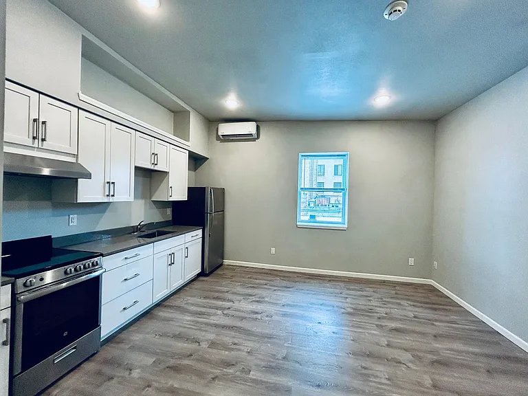 112 N Wenatchee Ave — Photo 18