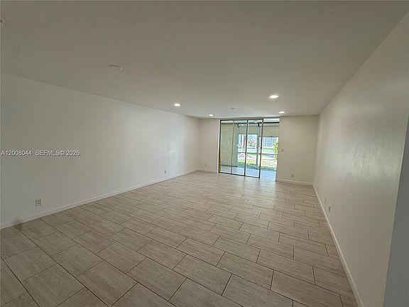 5th image of 609 NE 14th Ave APT 108
