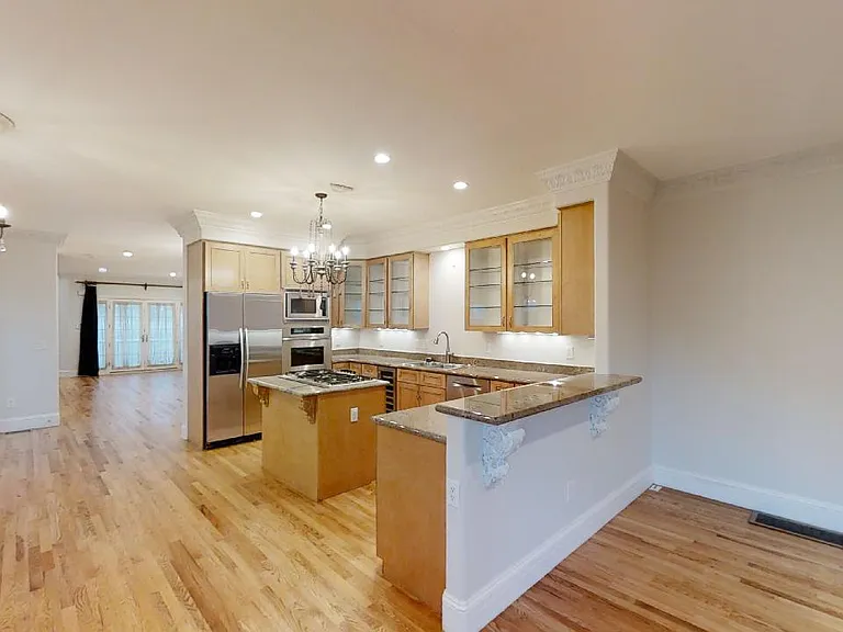 545 Monroe St — Photo 10