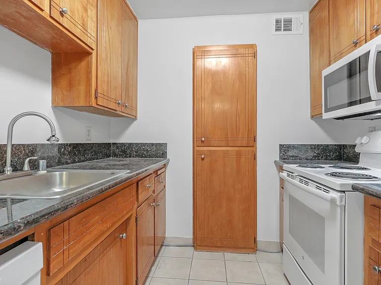 Arlington Apartments — Photo 23