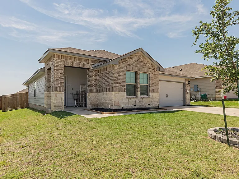 2306 Aylesbury Dr — Photo 2