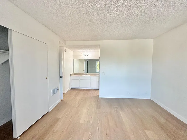 Westgate Villa Apartments — Photo 26