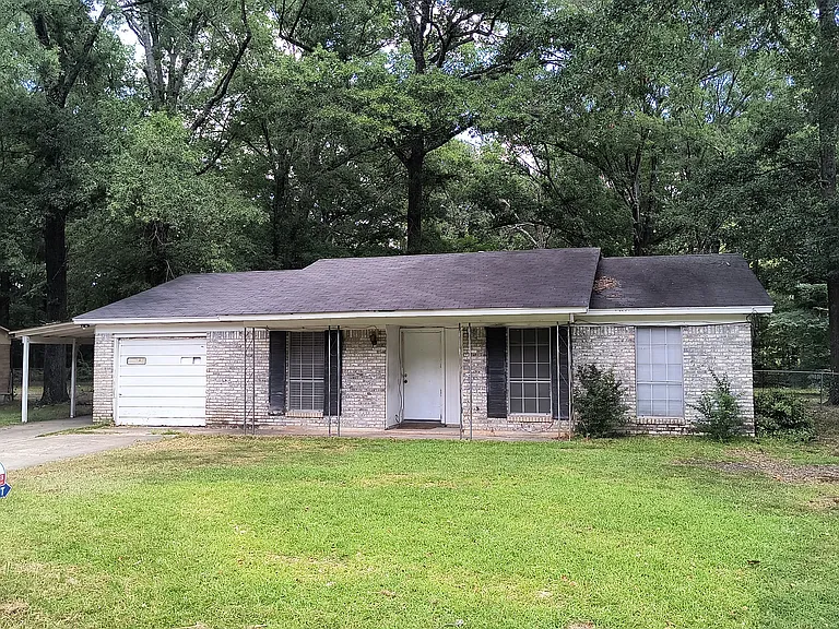 2203 Crestwood — Photo 1