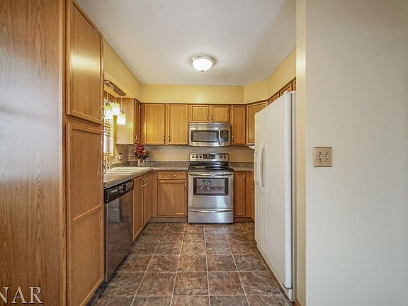 5th image of 1104 N Hinshaw Ave