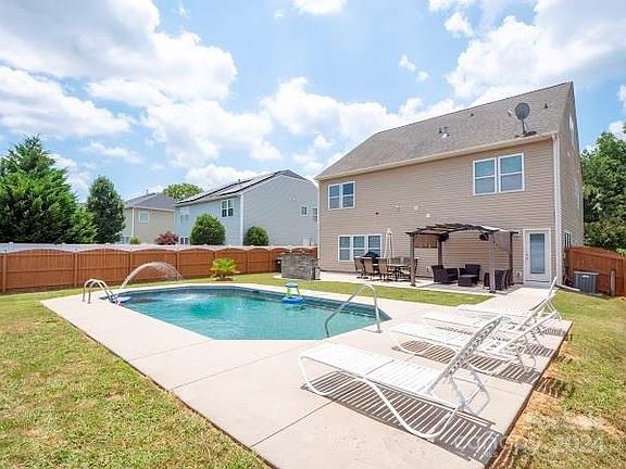 2nd image of 1048 Jasmine Dr