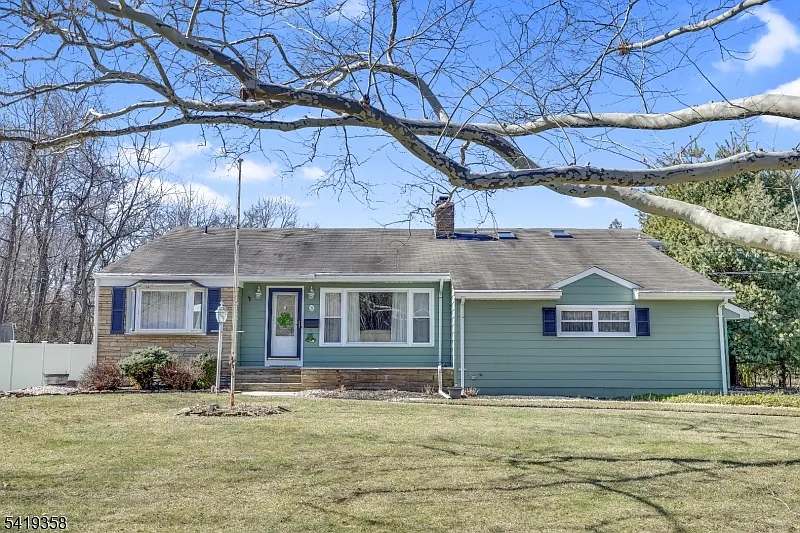 705 Schoolhouse Ln photo 1