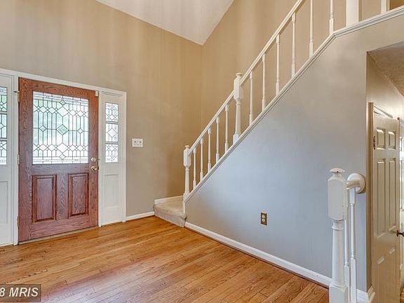 Dramatic 2-Story Foyer
