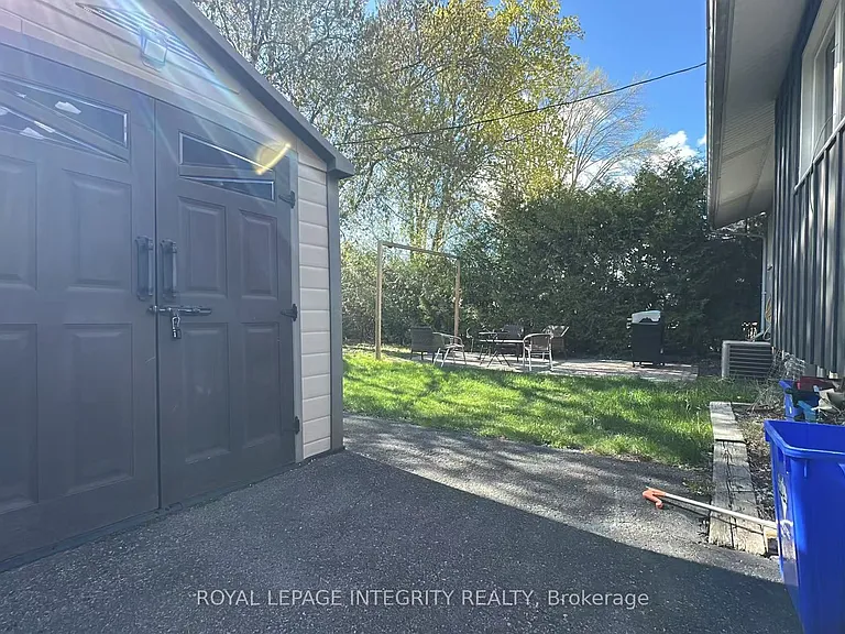 870 Claude St — Photo 18