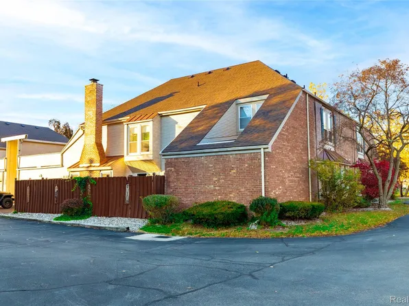 8337 Colony Dr APT 2, Grosse Ile, MI 48138