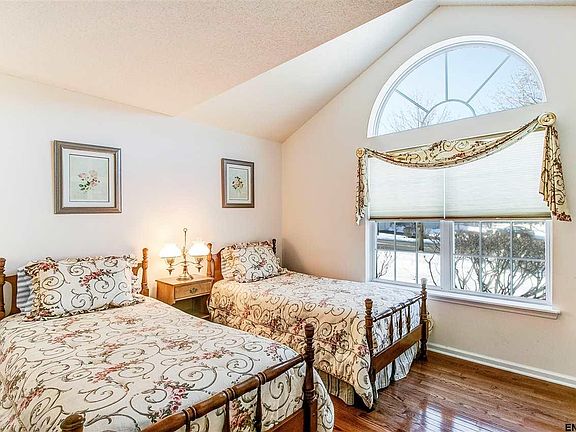 5th image of 28 Parkland Ct