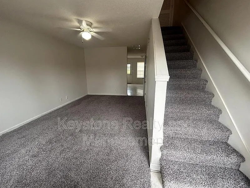 2 bed, 1.5 bath, 1025 sqft, $1,125 — Photo 2