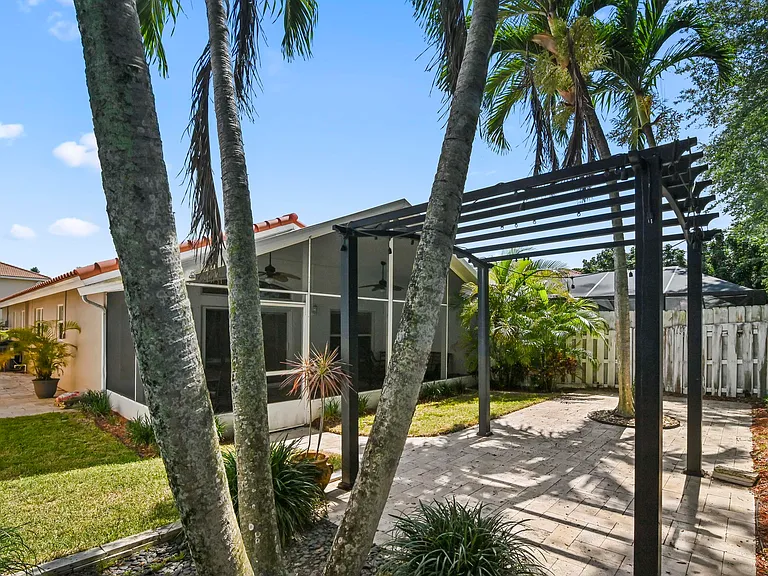 5690 Green Island Dr — Photo 20