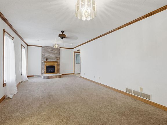 4th image of 1371 50th St