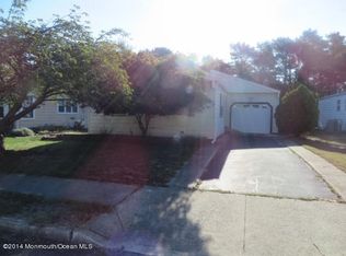 16 Linstead Ct, Toms River, NJ 08757