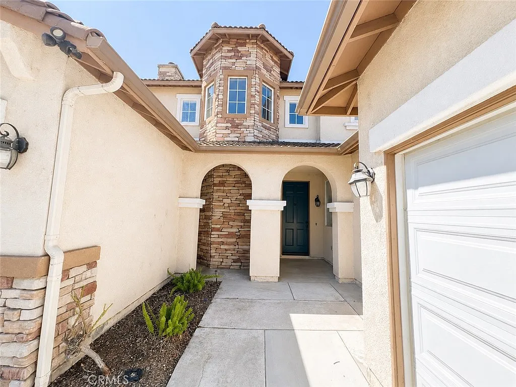 4 bed, 2824 sqft, $3,850 — Photo 2