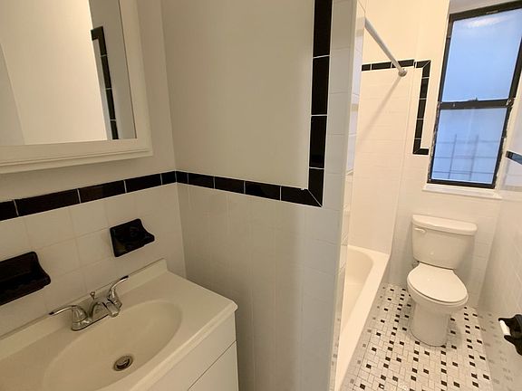 5th image of 35 Linden Blvd APT B3