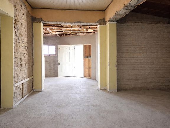 5th image of 1718 Victoria St