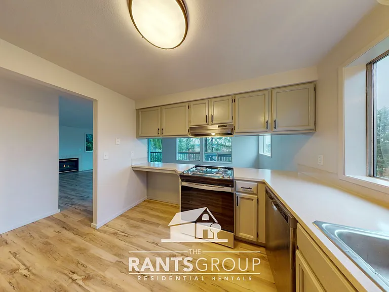 412-414 NW Sherman St — Photo 10
