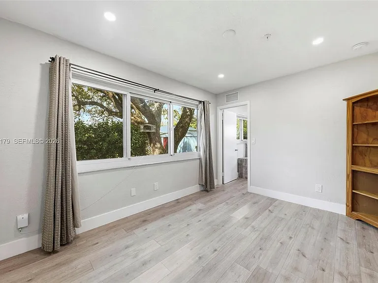 4561 SW 25th Ter — Photo 13