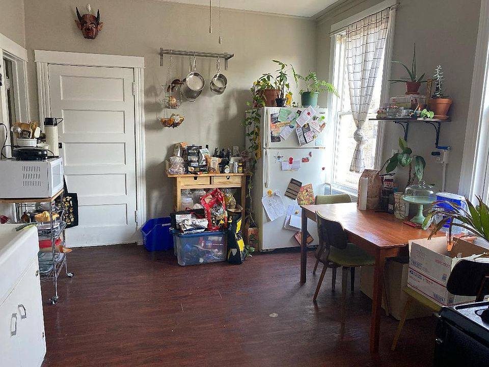 2nd image of 3052 W Roscoe St #2R