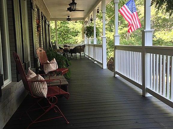 Huge, cozy front porch 