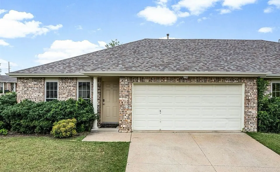 1204 W Jackson Ct