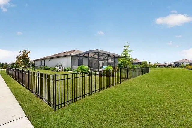3 bed, 3.0 bath, 2702 sqft, $7,100 — Photo 2