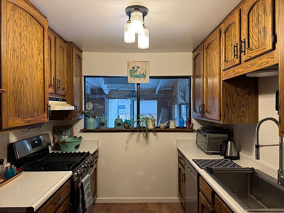 Fully equipped kitchen ready to use. Gas stove