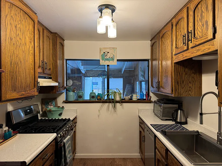 Fully equipped kitchen ready to use. Gas stove