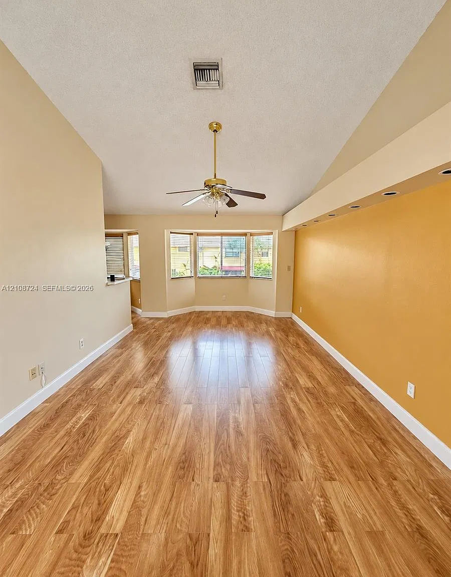 Parc Court Condo — Photo 3