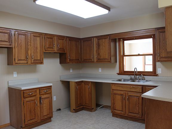 3rd image of 401 Bradford St