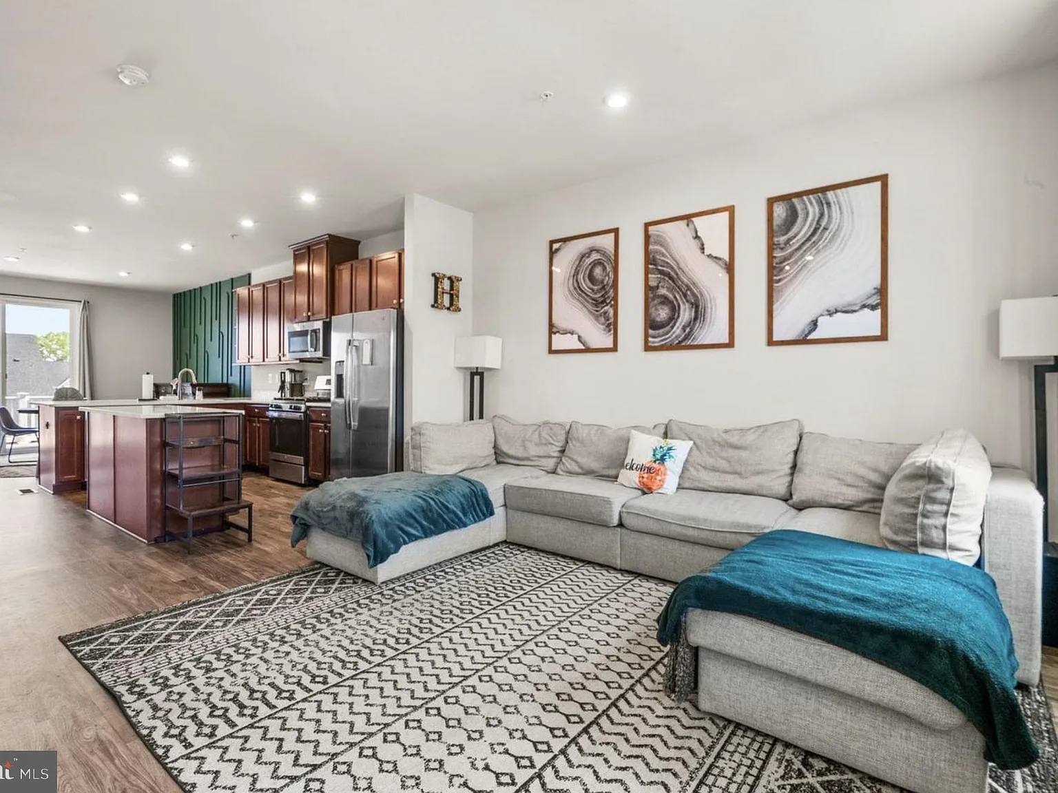 2 bed, 2.5 bath, 1599 sqft, $2,900 — Photo 3