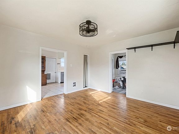 5th image of 1030 W Willow Street