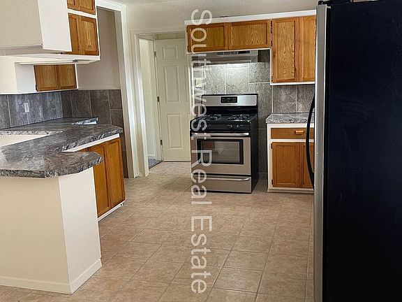 4th image of 825 W Christopher Dr