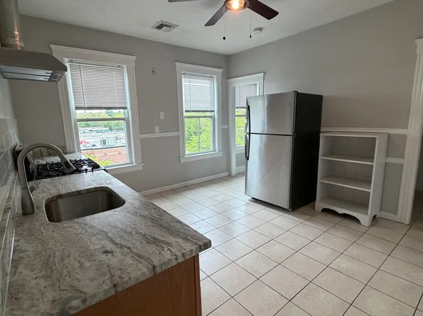 488 Park Ave #3, Worcester, MA 01610