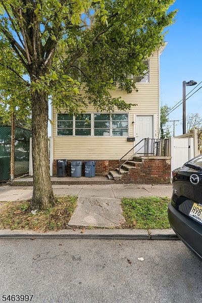 1st image of 174 Chapman St
