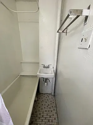 Rented by City Express Realty & Management Corp | media 16