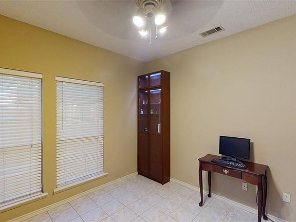 4th image of 202 Towngate Dr