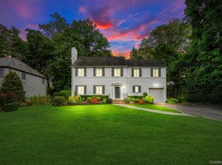 23 Parkside Dr, Great Neck, NY 11021