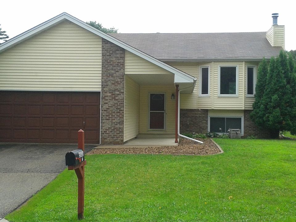 LARGE COVERED ENTRY -- GREAT DURING WINTER