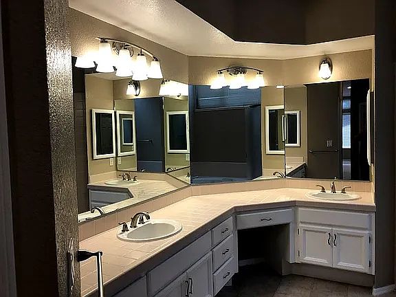 3rd image of 6000 Lakeview Cir
