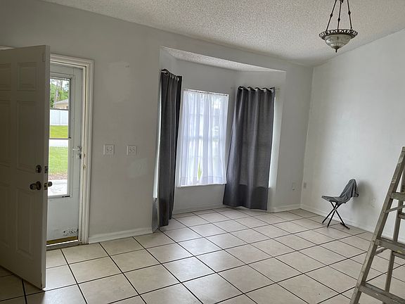 4th image of 4 Burbank Dr