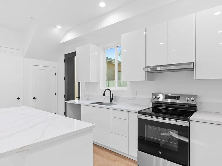 6846 Cedros Ave — Photo 5